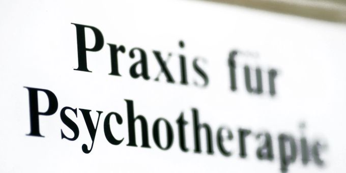 Psychisch kranke Kinder warten Monate auf einen Behandlungsplatz - der Versorgungsnotstand ist längst eingetreten und Vertreter richten dringliche Worte an die Regierung. Psychisch kranke Kinder warten Monate auf einen Behandlungsplatz - der Versorgungsnotstand ist längst eingetreten und Vertreter richten dringliche Worte an die Regierung.