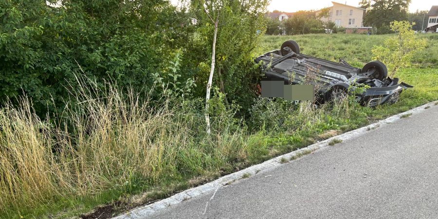 Das Auto kam auf dem Dach liegend zum Stillstand.