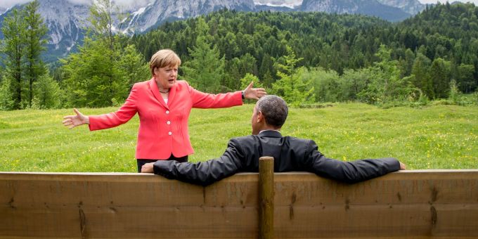 Die damalige Bundeskanzlerin Angela Merkel (CDU) spricht mit dem damaligen US-Präsidenten Barack Obama bei der G7-Konferenz 2015 auf einer Wiese bei Schloss Elmau vor der Wettersteinspitze. Die damalige Bundeskanzlerin Angela Merkel (CDU) spricht mit dem damaligen US-Präsidenten Barack Obama bei der G7-Konferenz 2015 auf einer Wiese bei Schloss Elmau vor der Wettersteinspitze.