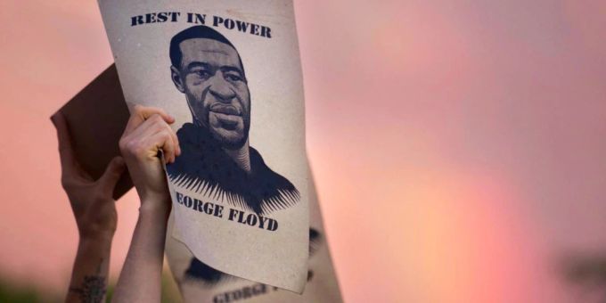 ARCHIV - Demonstranten halten während eines Protestes zettel mit dem Porträt von George Floyd, des in Minneapolis nach einem brutalen Polizeieinsatz gestorbenen Mannes afroamerikanischer Abstammung, in die Höhe. Foto: Christine T. Nguyen/Minnesota Public Radio/AP/dpa ARCHIV - Demonstranten halten während eines Protestes zettel mit dem Porträt von George Floyd, des in Minneapolis nach einem brutalen Polizeieinsatz gestorbenen Mannes afroamerikanischer Abstammung, in die Höhe. Foto: Christine T. Nguyen/Minnesota Public Radio/AP/dpa