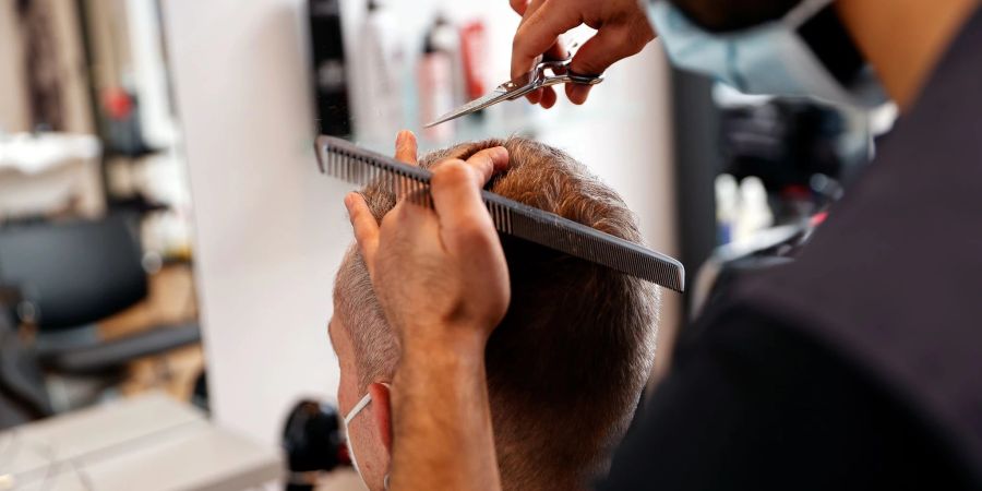 Immer mehr Männer lassen sich zum Friseur ausbilden.