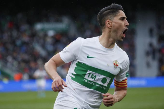FC Elches Fidel Chaves führt die Mannschaft als Captain aufs Feld. La Liga