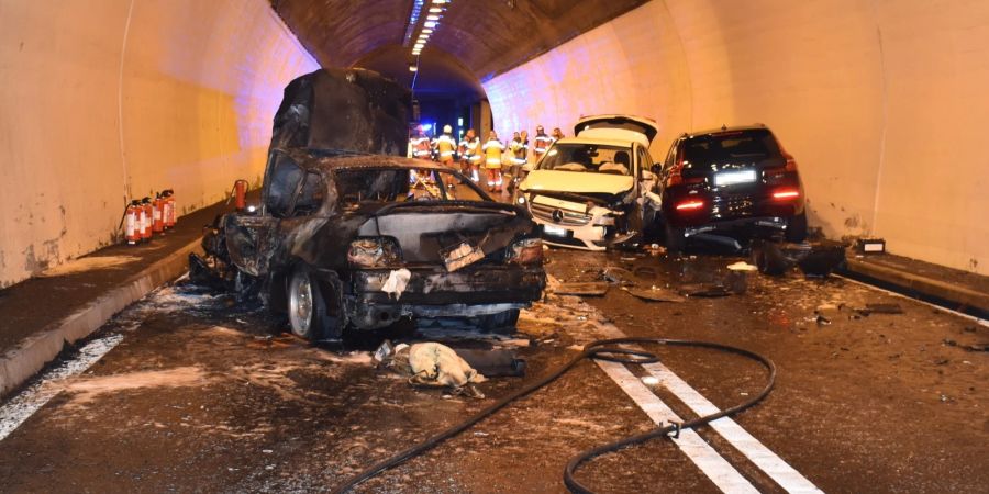 Pian San Giacomo: Fahrzeugbrand nach Unfall in Tunnel