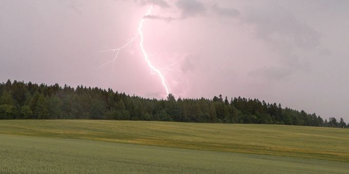 Mit Blitz und Donner: Über Sachsen zieht ein Gewitter. Mit Blitz und Donner: Über Sachsen zieht ein Gewitter.
