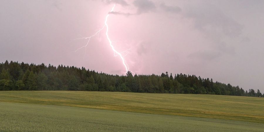 Mit Blitz und Donner: Über Sachsen zieht ein Gewitter.
