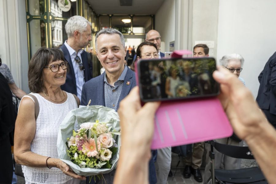 Bundespräsident Ignazio Cassis posiert – aber nicht für ein Selfie.