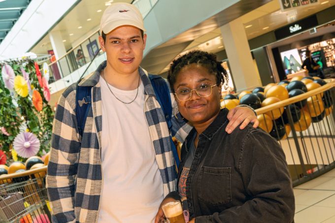 Joele und Dona sind glücklich darüber, dass sie wieder ihre regelmässigen Besuche im M-Restaurant im 2. Stock machen können. Shoppyland Schönbühl