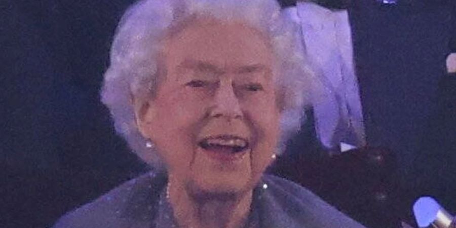 Die Queen strahlt bei ihrem Auftritt am Sonntagabend auf Schloss Windsor.