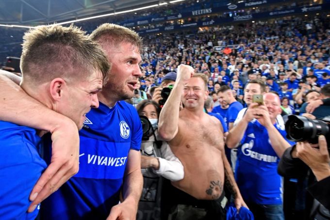 Spieler und Fans feiern den Wiederaufstieg in die Bundesliga. Bundesliga