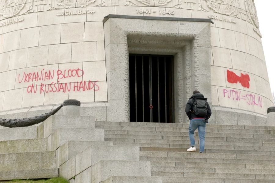 07.04.2022, Berlin: Unbekannte haben auf das sowjetische Ehrenmal im Bezirk Treptow mit roter Farbe Parolen gegen Ukraine-Krieg und gegen Putin gesprüht.