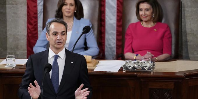 Kyriakos Mitsotakis, Ministerpräsident von Griechenland hält im US-Kongress eine Rede und appelliert an den Schutz der Demokratie. Foto: Evan Vucci/AP/dpa Kyriakos Mitsotakis, Ministerpräsident von Griechenland hält im US-Kongress eine Rede und appelliert an den Schutz der Demokratie. Foto: Evan Vucci/AP/dpa