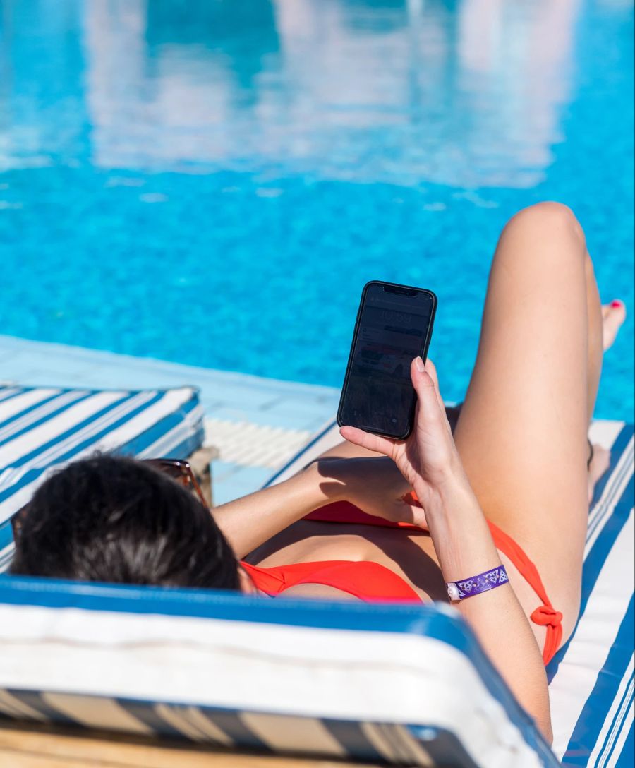 Frau Smartphone Liegestuhl Pool