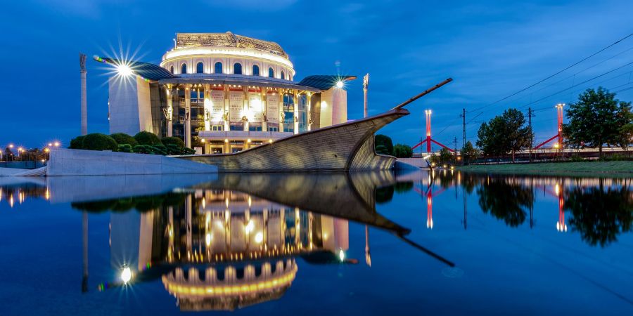 Gebäude Fluss Spiegelung Theater Abend Licht