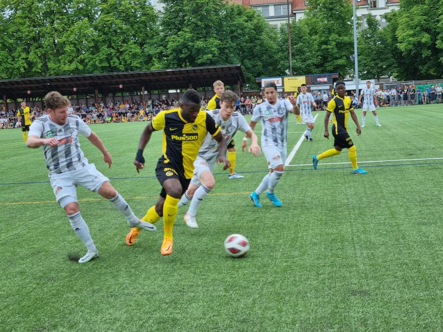 Jean-Pierre Nsame hat drei Breitenrain-Spieler gegen sich.