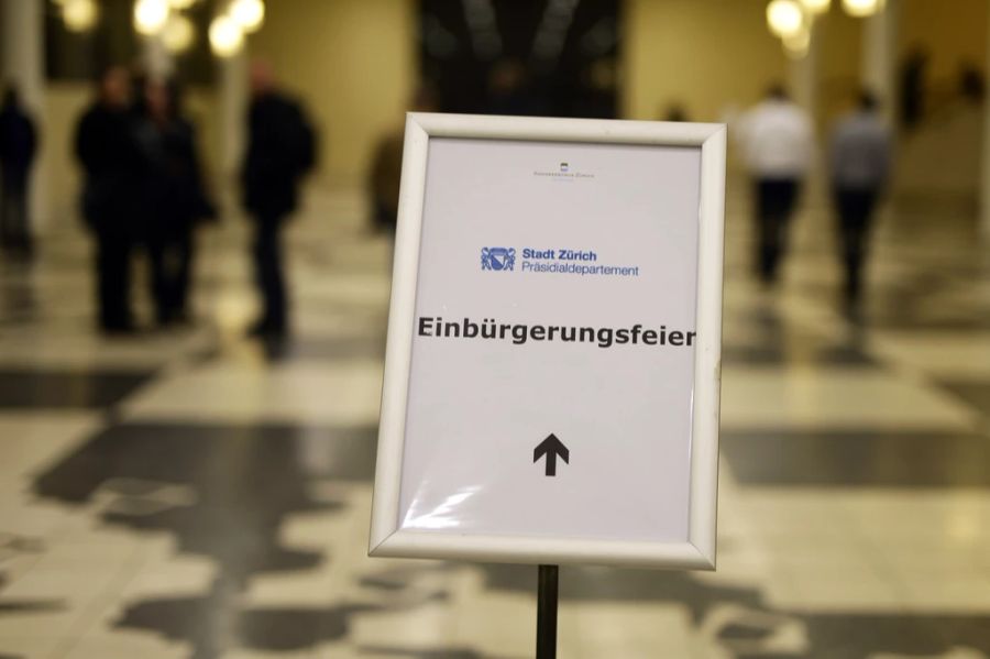 Ein Schild weist auf die Einbürgerungsfeier der Stadt Zürich hin, März 2016.