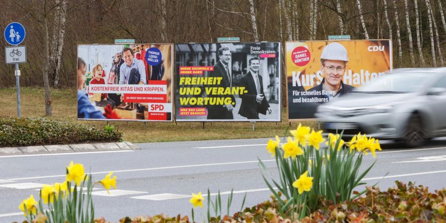 Wahlplakate in Mölln. Am 8. Mai finden in Schleswig-Holstein die Landtagswahlen statt.