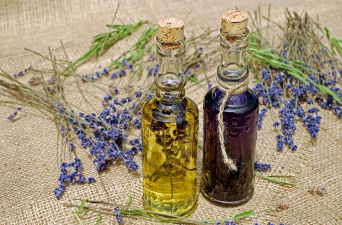 Lavendel gilt als hervorragendes Badeöl. Ölfläschchen Badeöl Lavendel Jute
