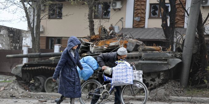 Obwohl Mariupol seit Wochen heftig umkämpft ist, befinden sich immer noch zahlreiche Zivilisten in der Stadt. APTOPIX Russia Ukraine