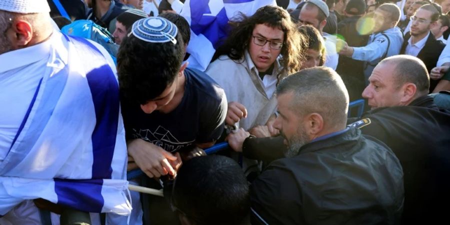 Gerangel zwischen Demonstranten und Polizisten