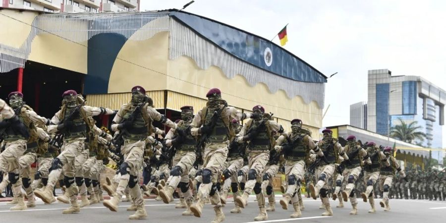 Kamerunische Truppen bei einer Parade am 20. Mai