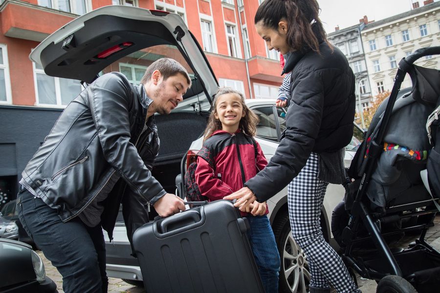 Auto Kofferraum Familie Mann Frau Kind Koffer