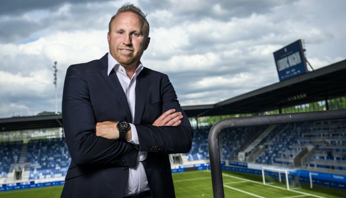 Abenteuer Challenge League: Ludovic Magnin, neuer Trainer vom FC Lausanne-Sportim Stade de la Tuiliere in Lausanne. (KEYSTONE/Jean-Christophe Bott) Magnin Lausanne Challenge League