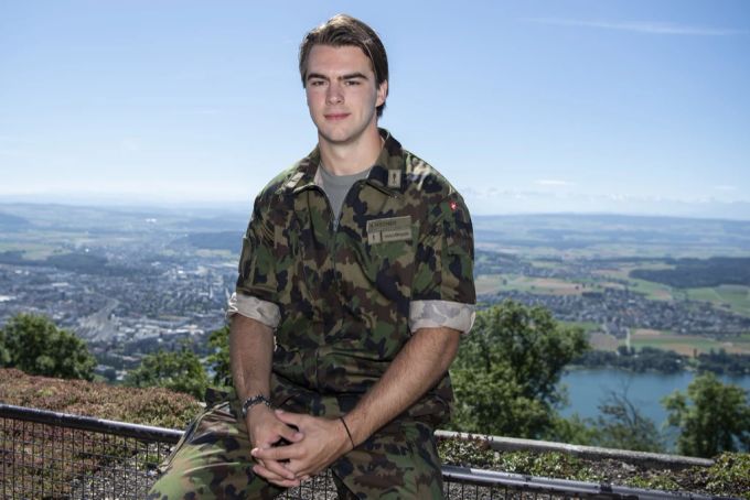 Der Schweizer Eishockeyspieler Nico Hischier der New Jersey Devilsposiert bei einem Medientermin der Spitzensport-RS im Jahr 2020 in Magglingen. magglingen