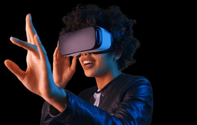 Die VR ist ein Tummelplatz für kreative Ingenieure. Auch bei den Displays gibt es nicht die eine Lösung, auf die alle setzen. Während viele HMDs nämlich normale Smartphone-Displays nutzen und mit Linsen arbeiten, um das Bild zu vergrössern, setzen andere auf sogenannte «Prismendisplays», die ein kompakteres Design erlauben. Virtual Reality