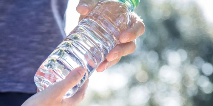 In Pariser Geschäften gibt es ab jetzt kostenlos frisches Wasser - für jeden, der eine Trinkflasche mitbringt. Die Aktion soll den Plastikmüll verringern. In Pariser Geschäften gibt es ab jetzt kostenlos frisches Wasser - für jeden, der eine Trinkflasche mitbringt. Die Aktion soll den Plastikmüll verringern.