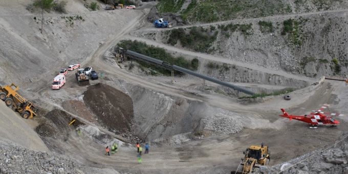 Domat/Ems: Dumper kommt vom Weg ab Domat/Ems: Dumper kommt vom Weg ab
