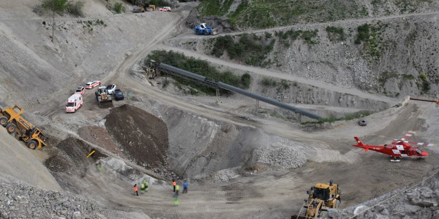 Domat/Ems: Dumper kommt vom Weg ab