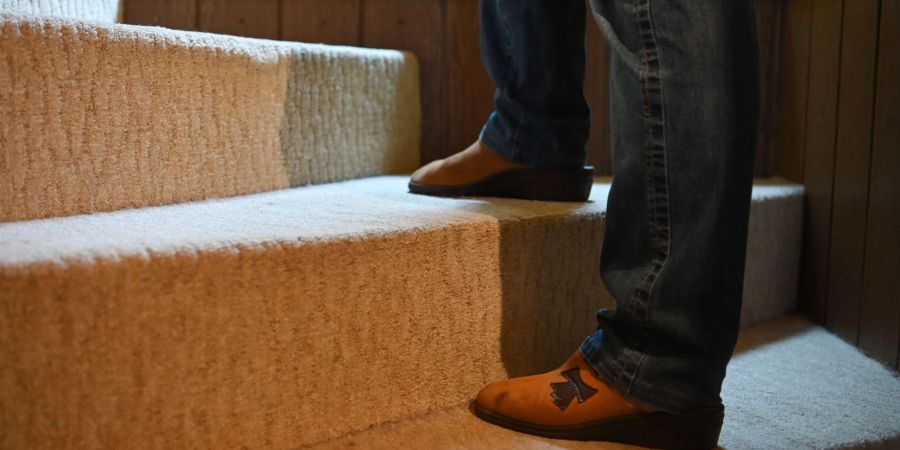 Wer nicht mehr sicher zu Fuss ist, für den kann die Treppe im Haus zur Barriere werden. Ein Treppenlift ist dann vielleicht eine Lösung.