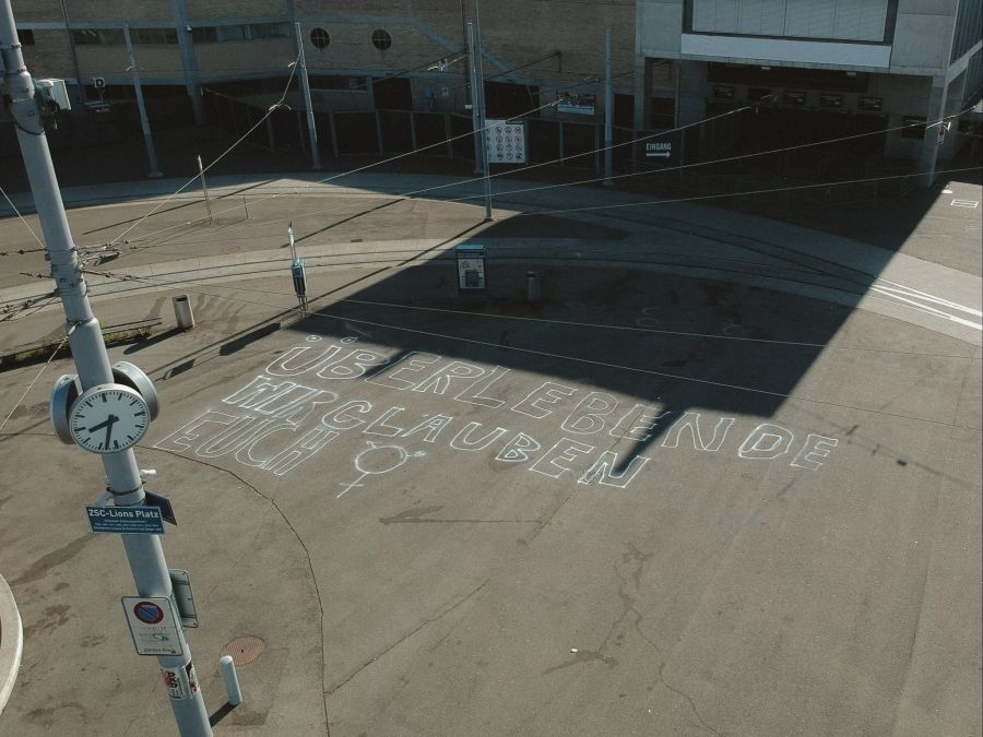 «Überlebende, wir glauben euch», steht in Grossbuchstaben vor dem Gebäude.