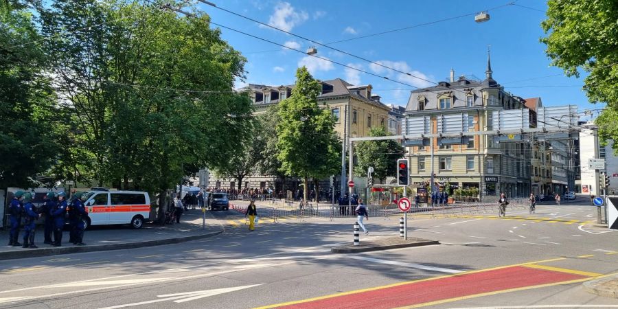 Die Polizei kesselt die Bandidos vor dem Amtshaus ein.