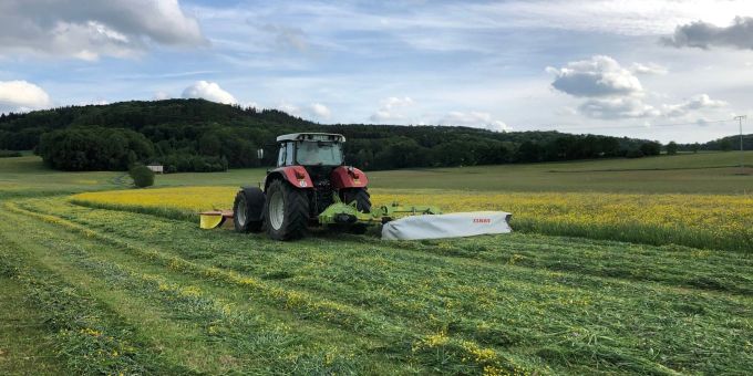 Ein Landwirt mäht im bayerischen Ahorntal mit einem Frontmähwerk und einem Heckmähwerk Gras. Daraus wird Silage zur Viehfütterung. Ein Landwirt mäht im bayerischen Ahorntal mit einem Frontmähwerk und einem Heckmähwerk Gras. Daraus wird Silage zur Viehfütterung.