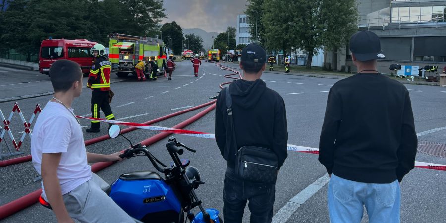 Der riesige Brand lockte in Spreitenbach auch viele Gaffer an.