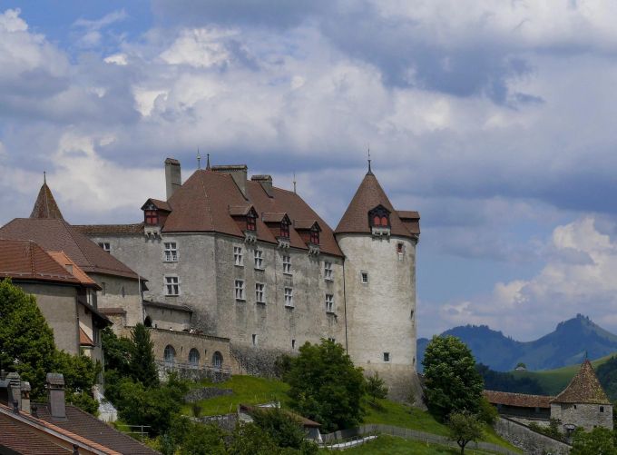 Der Eintritt ins Schloss Greyerz ist zwar nicht im Billet-Preis inbegriffen, aber wenn ihr ein bisschen Zeit habt, lohnt sich der Besuch auf jeden Fall. Ausflüge Schweiz Familie Kinder