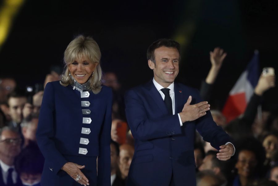 Emmanuel Macron und seine Frau Brigitte Macron feiern ihren Wahlsieg.