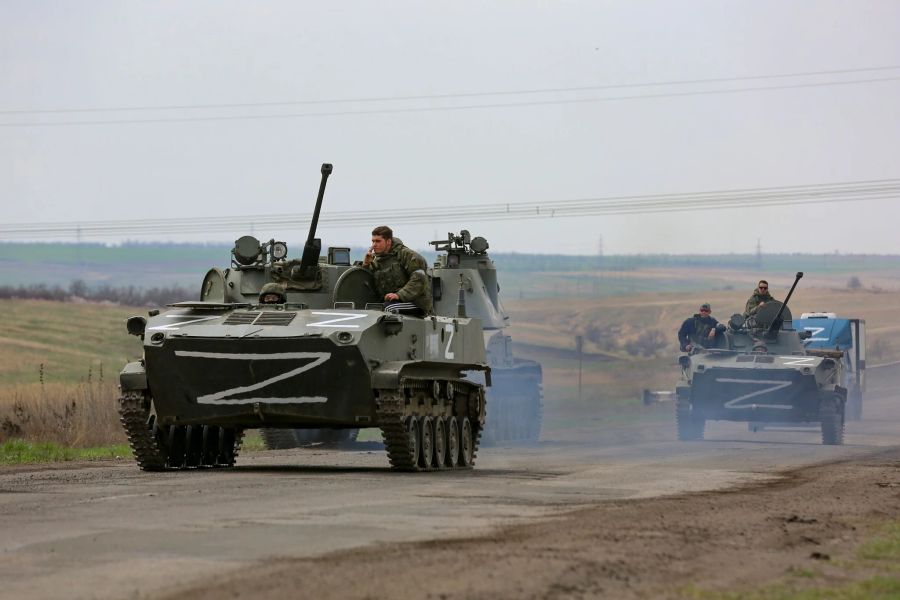 Russische Militärfahrzeuge fahren auf einer Strasse im ostukrainischen Gebiet Donezk.