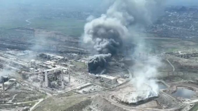 Eine Rauchwolke steigt aus dem Stahlwerk Asowstal empor. Im Ukraine-Krieg haben sich ukrainische Soldaten dort verschanzt. Ukraine Krieg