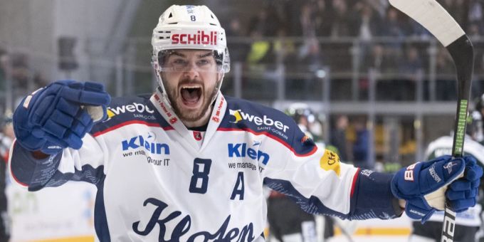 Marc Marchon jubelt über sein 1:0 für den EHC Kloten. EHC Kloten