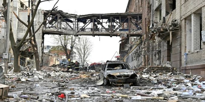 Charkiw liegt nur 60 Kilometer von der Grenze Russlands entfernt und steht im Ukraine-Krieg unter Dauerbeschuss durch die Truppen der russischen Armee Ukraine Kriegsverbrechen