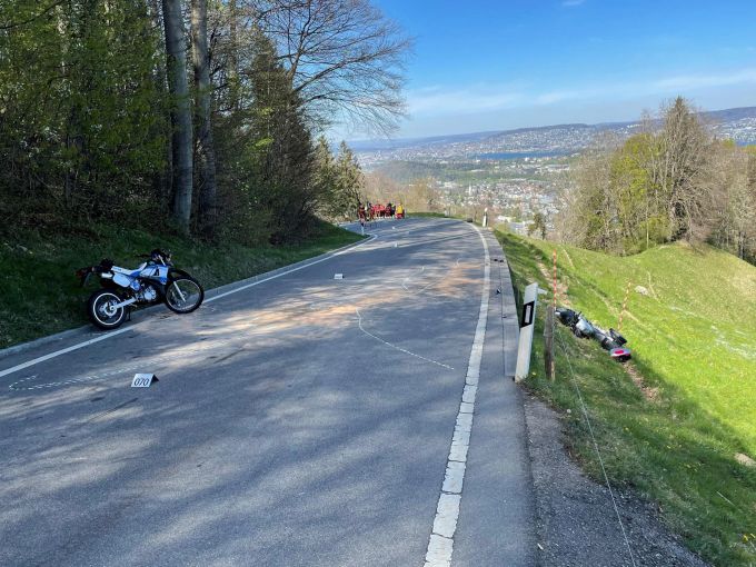 Die Bucheneggstrasse war nach dem Unfall mehrere Stunden gesperrt. Unfall Adliswil