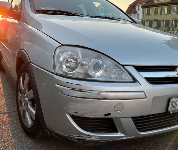 Es entstand ein Sachschaden am Auto und Geländer. Auto