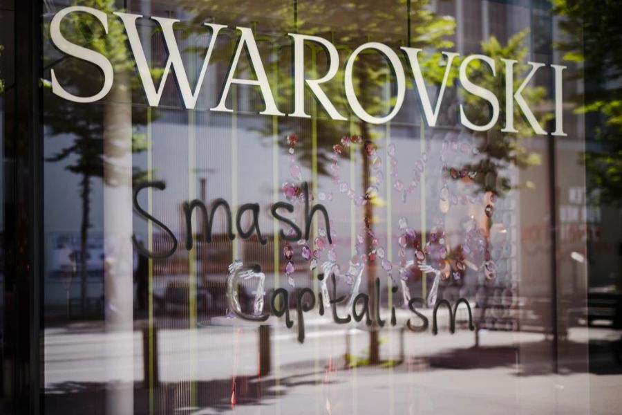 Auch ein Schaufenster des Schmuckhändlers Swarovski wurde versprayt.