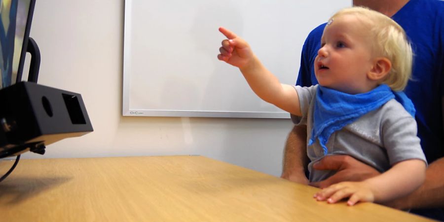 Ein einjähriges Kind während einer Studie mit Eye-Tracking: Pandemie-Babys hatten nicht mehr Mühe als gleichaltrige Kinder, die keine Corona-Erfahrung hatten, den Blicken von anderen zu folgen.