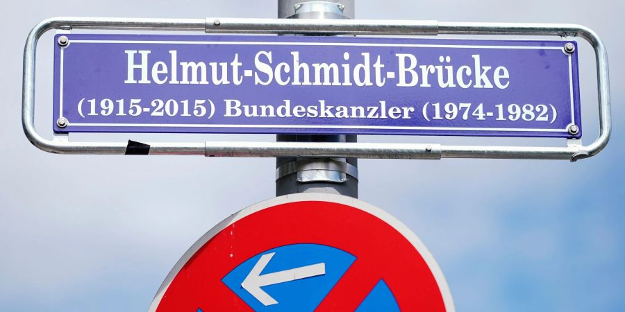 Ein Strassenschild mit der Aufschrift „Helmut-Schmidt-Brücke“ steht am Lindenhofplatz bei der offiziellen Einweihung der Helmut-Kohl-Strasse und der Helmut-Schmidt-Brücke.
