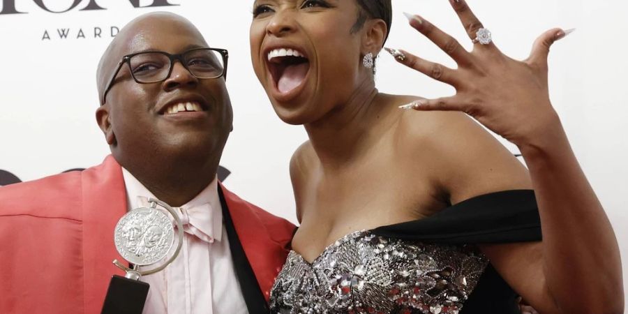 Sie hat allen Grund zum Jubeln: Jennifer Hudson mit dem Tony Award und Kollege Michael R. Jackson.