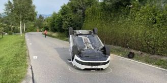 Wernetshausen ZH - Personenwagen kollidiert mit Wiesenbord