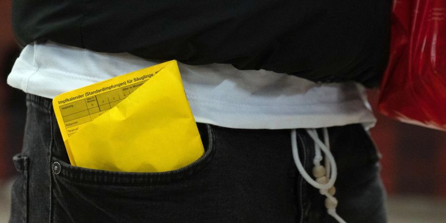 Impfpass in der Hosentasche: Unter anderem beim Thema Sinn und Zweck der Impfungen gegen Corona scheiden sich die Geister.